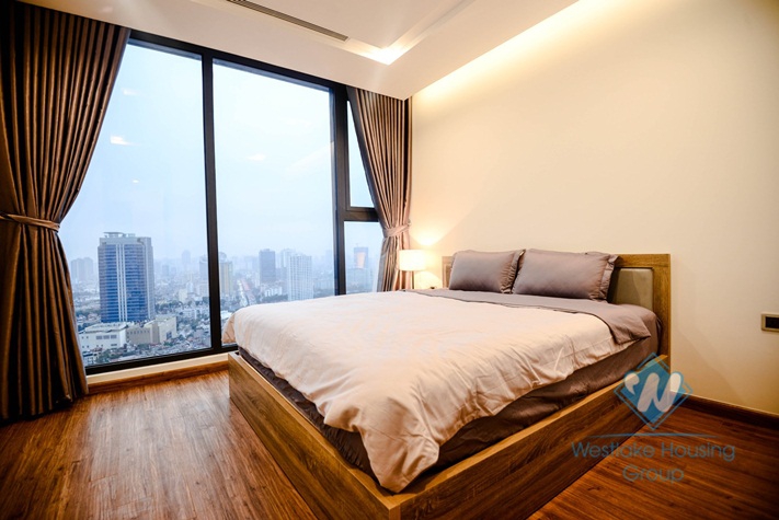 Two bedrooms apartment with nice view for rent in Vinhome Metropolis.