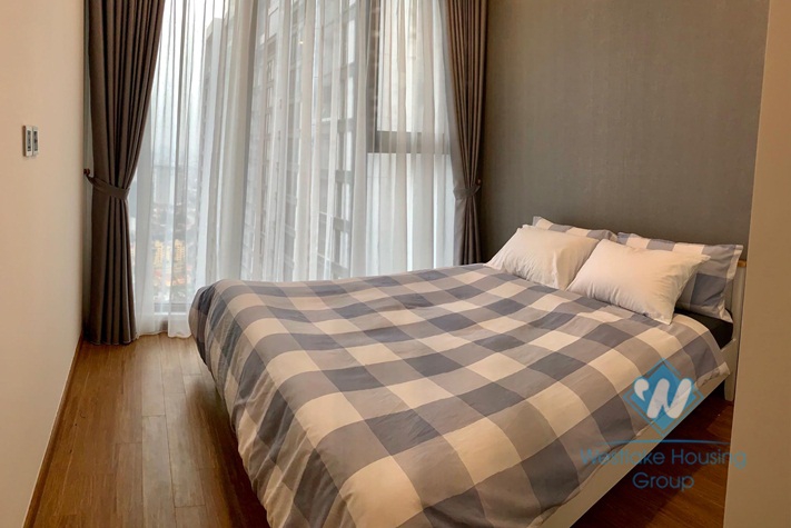 Three bedrooms apartment in high floor for rent in Vinhome Metropolis.