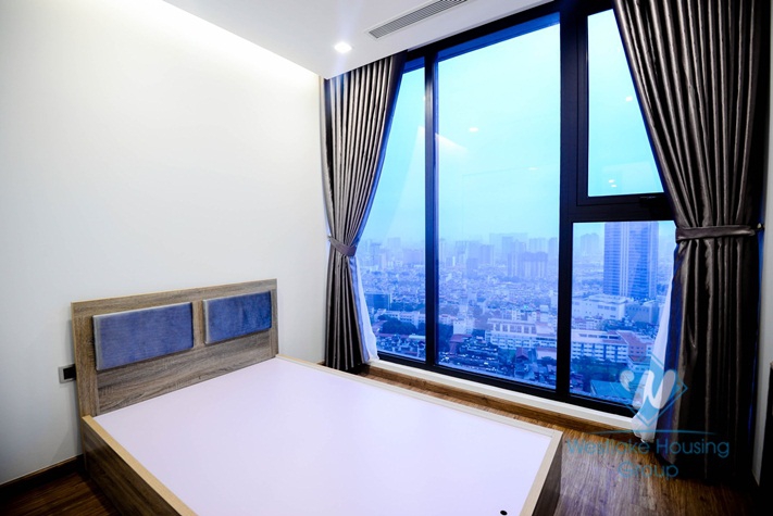 Two bedrooms apartment with nice view for rent in Vinhome Metropolis.