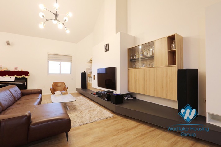 A charming penhouse with 4 bedrooms apartment for rent in G Tower Ciputra.