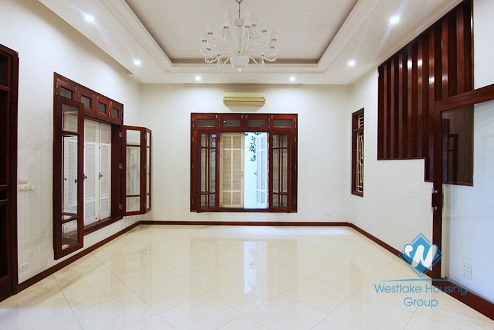 A massive villa for rent on Au Co street, Tay Ho District
