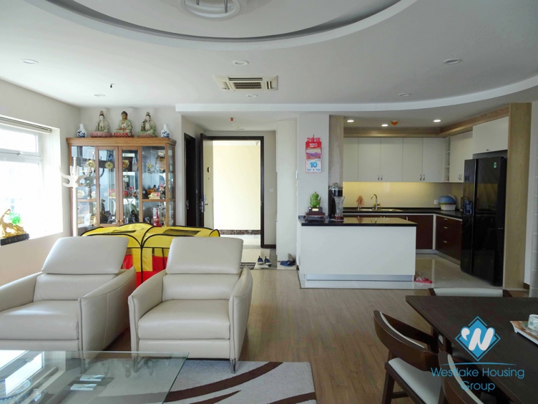 Highfloor Red River view 3 bedrooms apartment for rent in Hai Ba Trung, Hanoi 