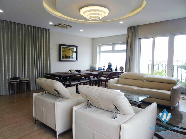 Highfloor Red River view 3 bedrooms apartment for rent in Hai Ba Trung, Hanoi 
