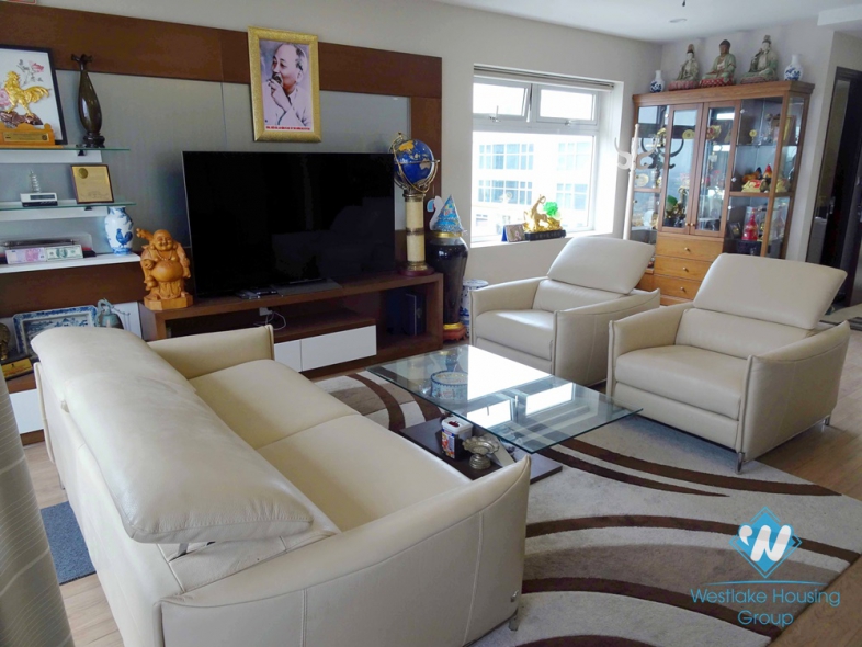 Highfloor Red River view 3 bedrooms apartment for rent in Hai Ba Trung, Hanoi 