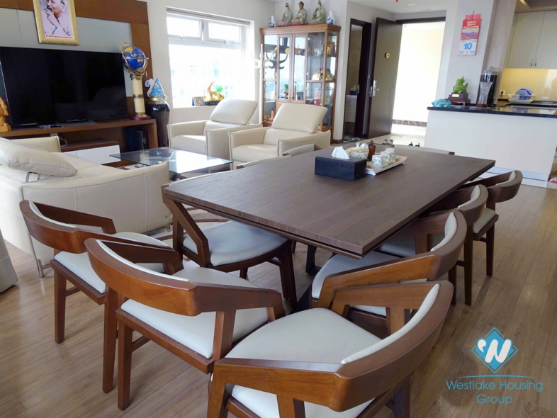 Highfloor Red River view 3 bedrooms apartment for rent in Hai Ba Trung, Hanoi 
