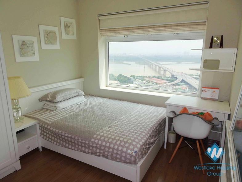Highfloor Red River view 3 bedrooms apartment for rent in Hai Ba Trung, Hanoi 