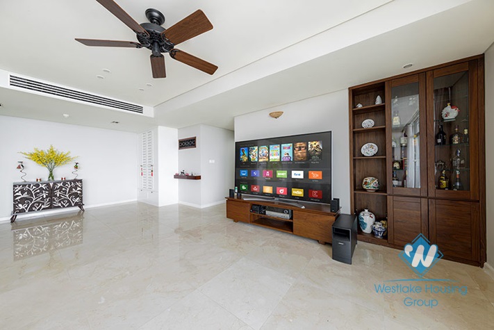 Panoramic lake view 3 bedrooms apartment for rent in Tay Ho, Hanoi