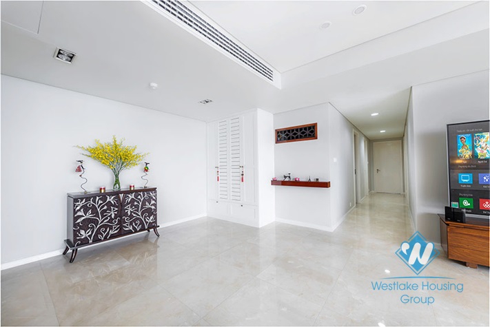 Panoramic lake view 3 bedrooms apartment for rent in Tay Ho, Hanoi