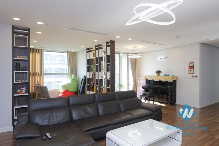 An unique 4 bedrooms apartment on high floor for rent in Vinhomes Gardenia.