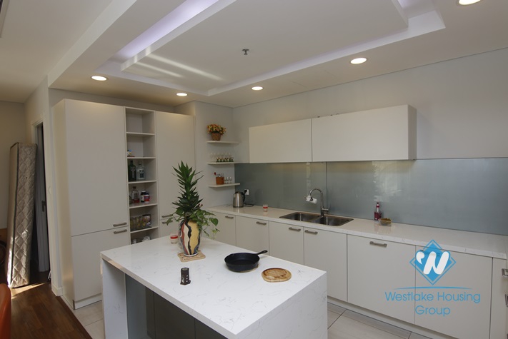 An unique 4 bedrooms apartment on high floor for rent in Vinhomes Gardenia.