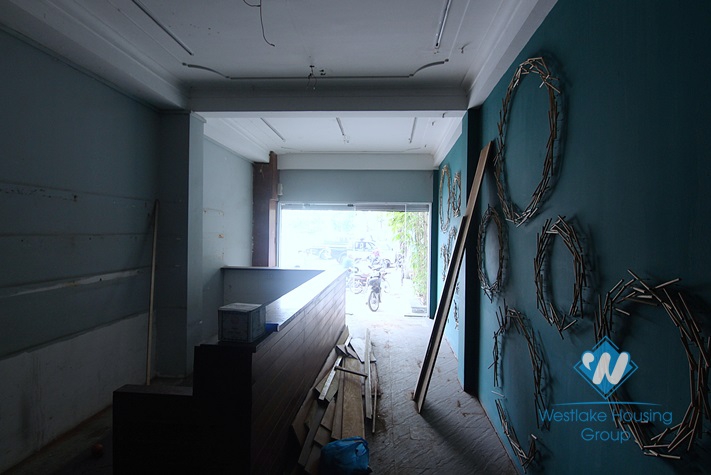 House for rent to make restaurant or an office in Xuan Dieu, Tay Ho.