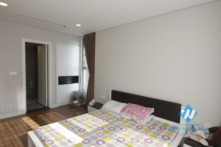 An unique 4 bedrooms apartment on high floor for rent in Vinhomes Gardenia.