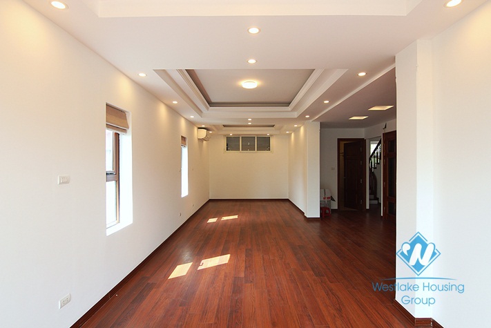 Three bedrooms house/apartment with lake view in Tay Ho, Ha Noi