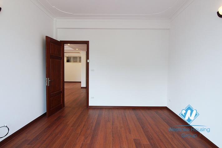 Three bedrooms house/apartment with lake view in Tay Ho, Ha Noi