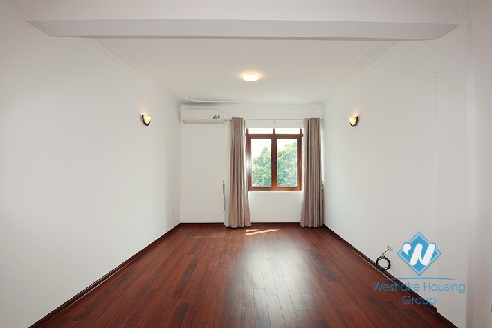 Three bedrooms house/apartment with lake view in Tay Ho, Ha Noi