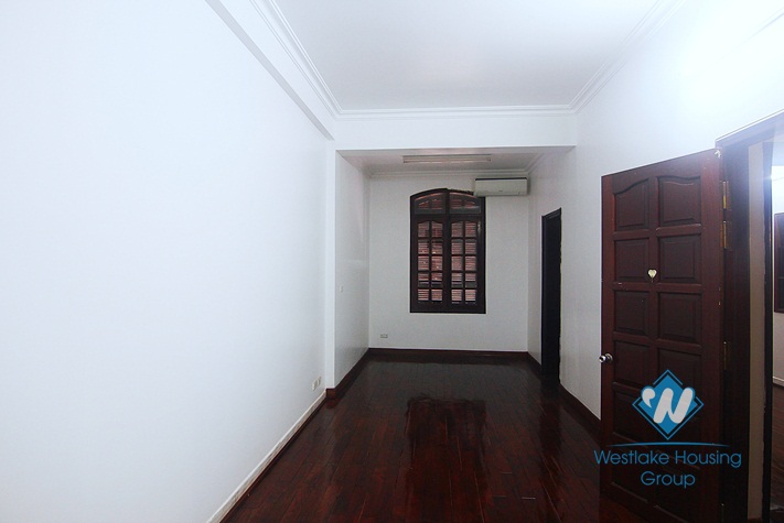A good house for rent on Dang Thai Mai street, Tay Ho District
