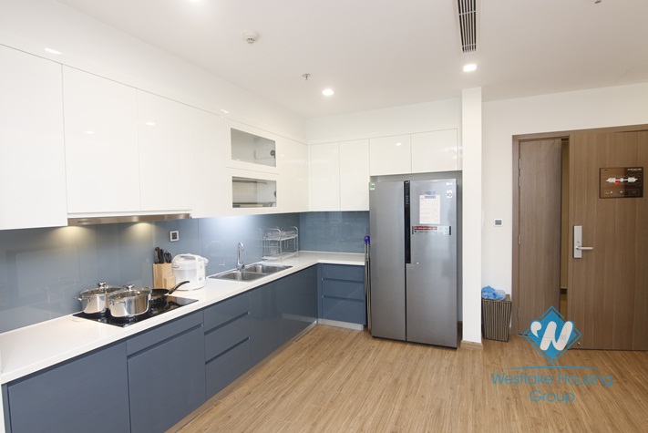 A bright and new apartment for rent in Vinhome Metropolis