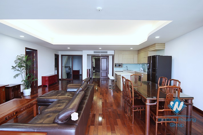 Big 04 bedrooms apartment for rent in Xuan Dieu st, Tay Ho District 