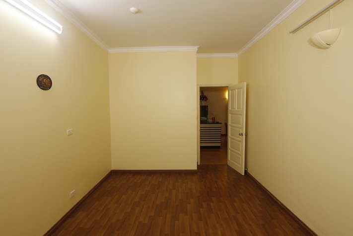 A large four-bedroom apartment with the view of the city and a lake on Lang Ha street