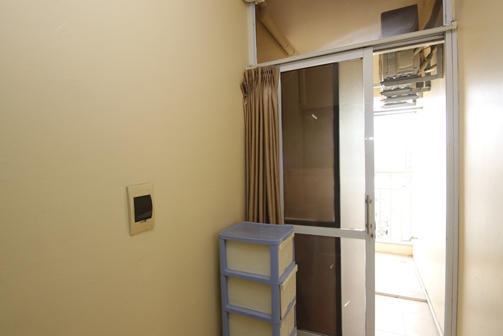 A large four-bedroom apartment with the view of the city and a lake on Lang Ha street