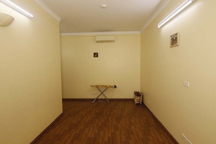 A large four-bedroom apartment with the view of the city and a lake on Lang Ha street