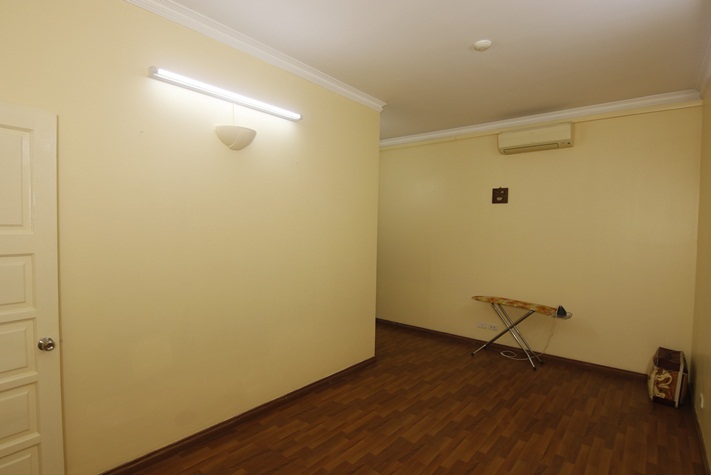 A large four-bedroom apartment with the view of the city and a lake on Lang Ha street