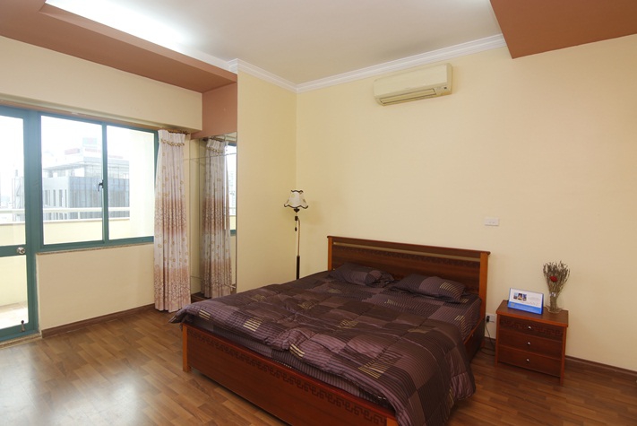 A large four-bedroom apartment with the view of the city and a lake on Lang Ha street