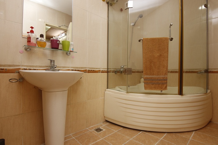 A large four-bedroom apartment with the view of the city and a lake on Lang Ha street