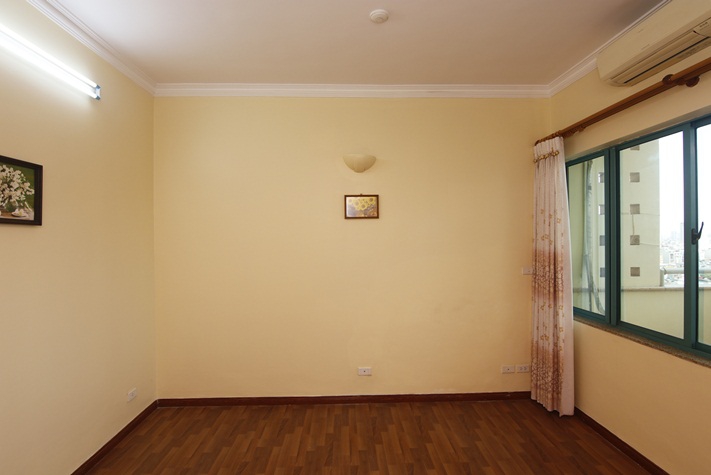 A large four-bedroom apartment with the view of the city and a lake on Lang Ha street