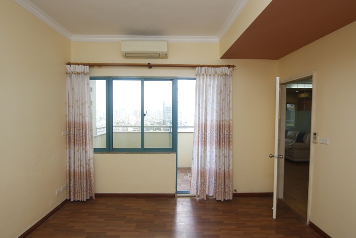 A large four-bedroom apartment with the view of the city and a lake on Lang Ha street