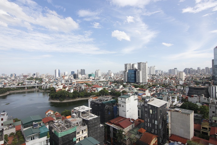A large four-bedroom apartment with the view of the city and a lake on Lang Ha street