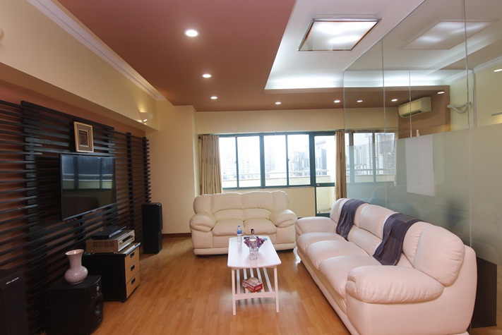 A large four-bedroom apartment with the view of the city and a lake on Lang Ha street