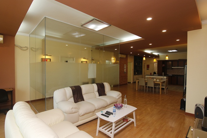 A large four-bedroom apartment with the view of the city and a lake on Lang Ha street