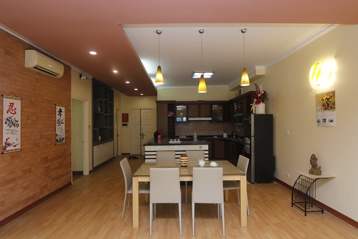 A large four-bedroom apartment with the view of the city and a lake on Lang Ha street