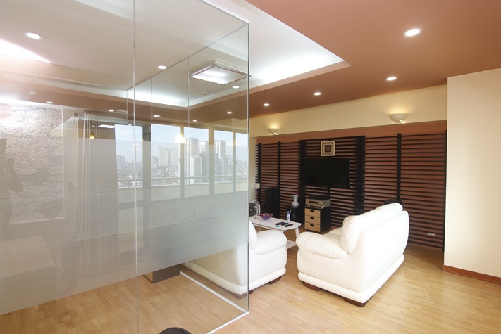 A large four-bedroom apartment with the view of the city and a lake on Lang Ha street