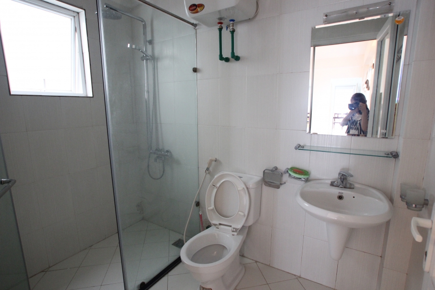 Lake view one bedroom apartment for rent on Tu Hoa street, Tay Ho, Hanoi