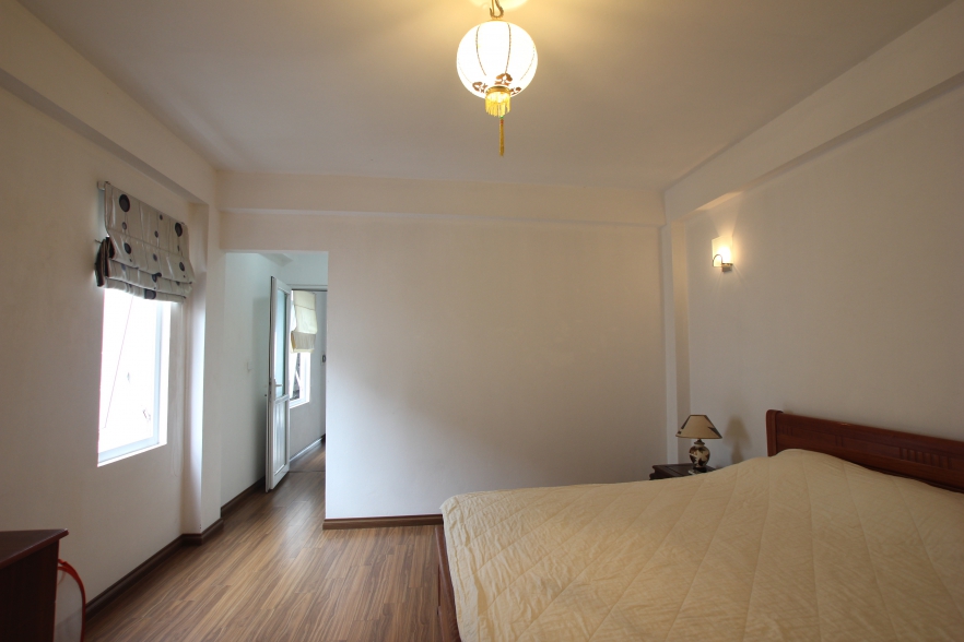 Lake view one bedroom apartment for rent on Tu Hoa street, Tay Ho, Hanoi
