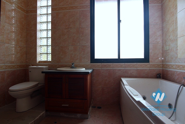 A 6 bedroom house with big yard for rent in Au co, Tay ho