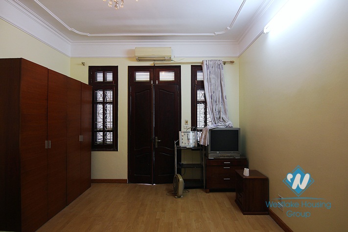 A 6 bedroom house with big yard for rent in Au co, Tay ho