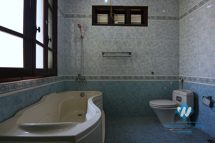 A 6 bedroom house with big yard for rent in Au co, Tay ho