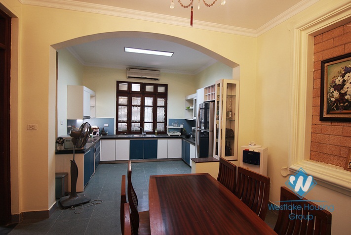 A 6 bedroom house with big yard for rent in Au co, Tay ho