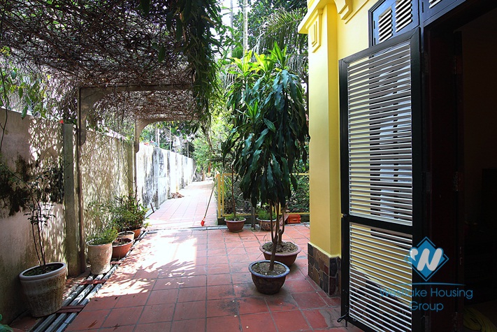 A 6 bedroom house with big yard for rent in Au co, Tay ho