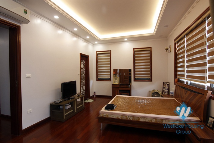 A big vila for rent in Starlake, Tay ho, Ha noi