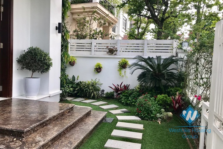 Gorgeous 4 bedroom villa for rent in Vinhomes Riverside Long Bien