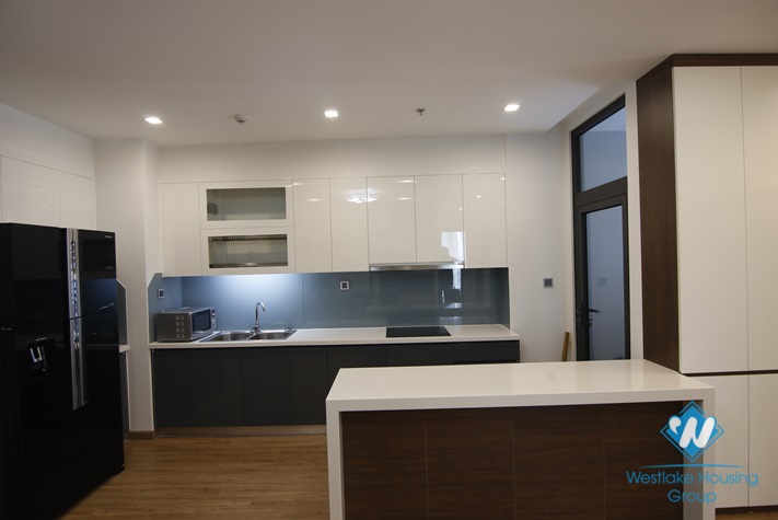 Apartment in Vinhome Metropolis for rent on the higher floor