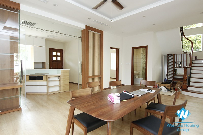 Long Bien villa with large garden. Next to French school. Easy access by car