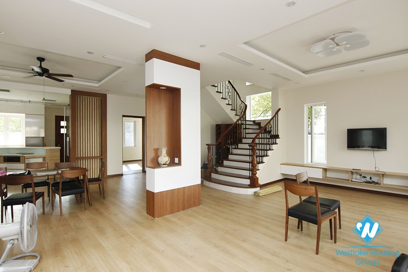 Long Bien villa with large garden. Next to French school. Easy access by car