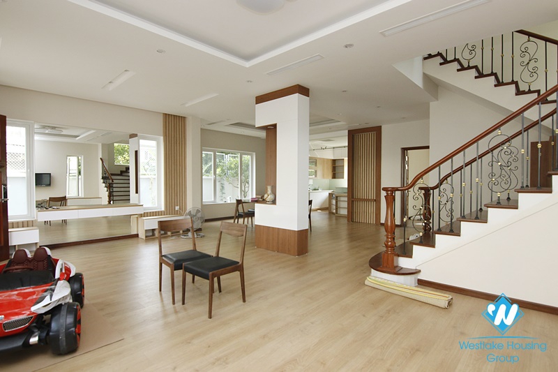 Long Bien villa with large garden. Next to French school. Easy access by car