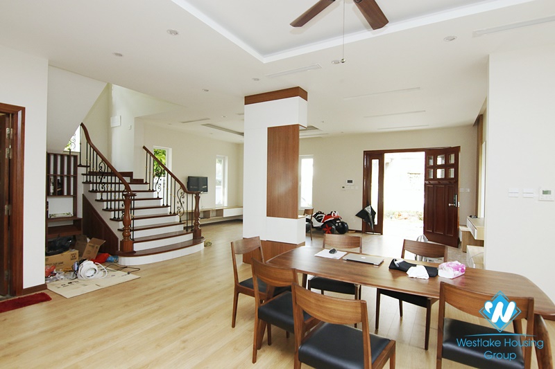 Long Bien villa with large garden. Next to French school. Easy access by car