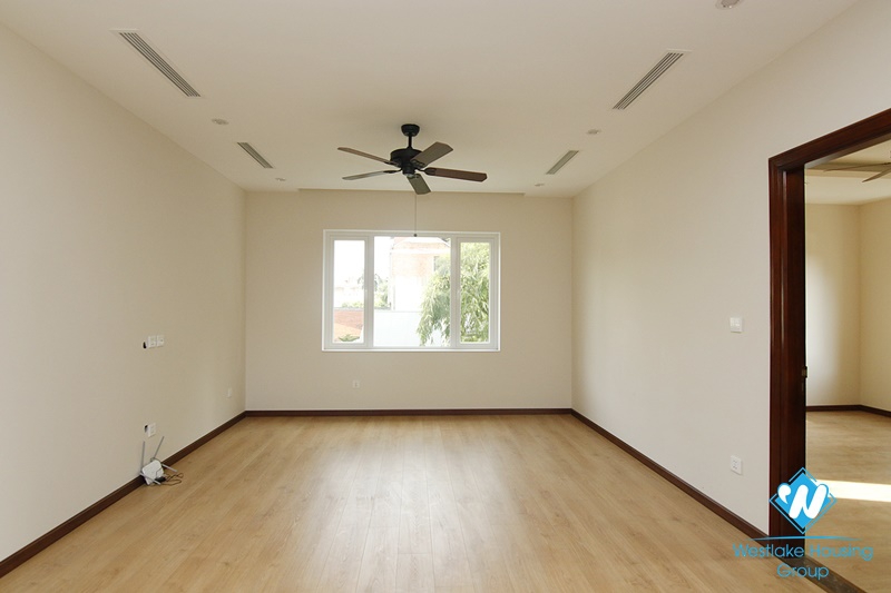 Long Bien villa with large garden. Next to French school. Easy access by car